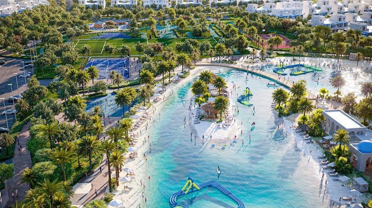 إطلالة جوية على البحيرة الترفيهية والملاعب والممرات الخضراء في Hyde Park New Cairo